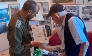 צפו: מח"ט אלכסנדרוני פגש את לוחם העבר בן ה-97