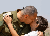 צפו: סגן הרמטכ"ל מקבל פקודות אש מבנו בן ה-11