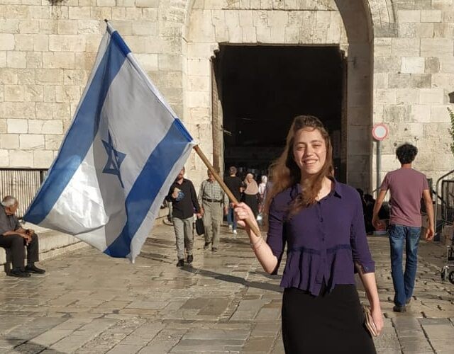 לשבור את הקיר הרביעי של ההצגה ההזויה שאנחנו חיים בה | דעה