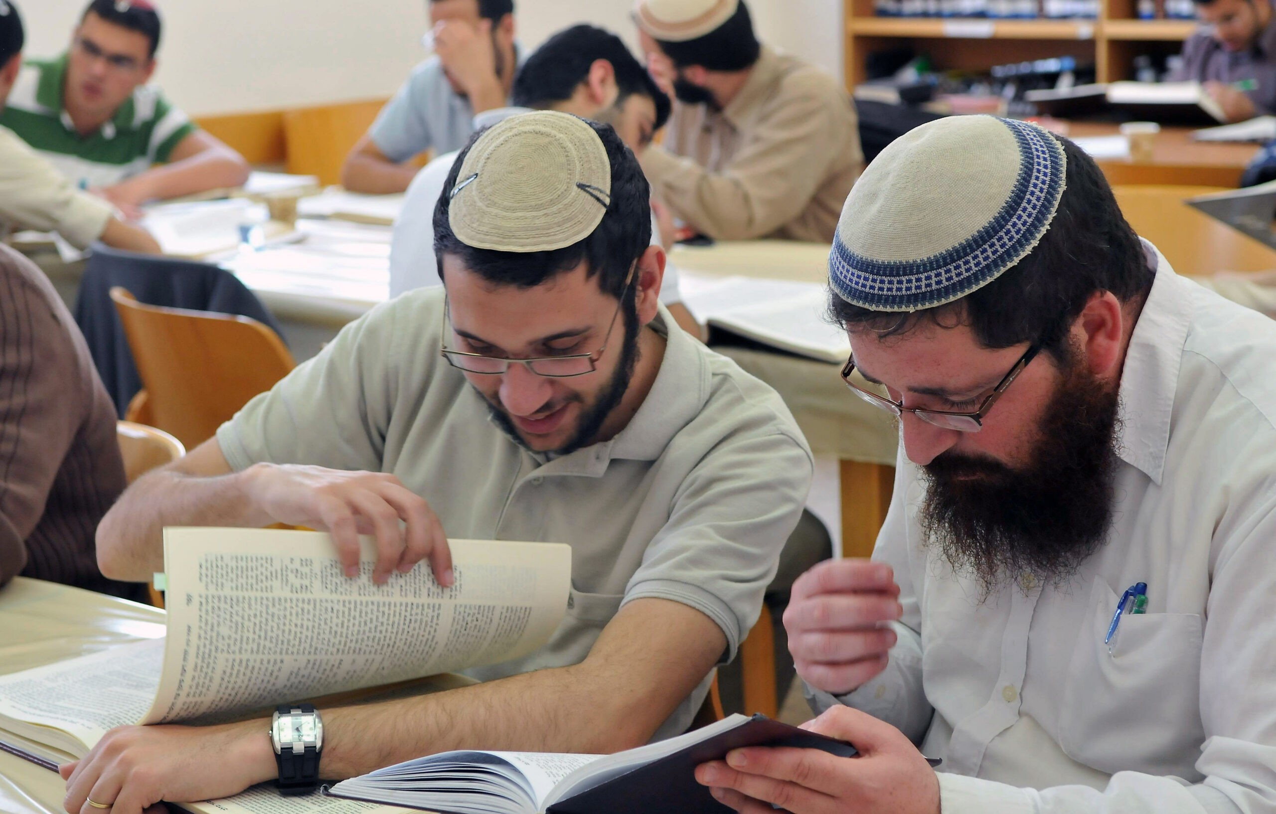 לקראת חג השבועות - הסקר שמוכיח: עם ישראל מכיר בחשיבות התורה