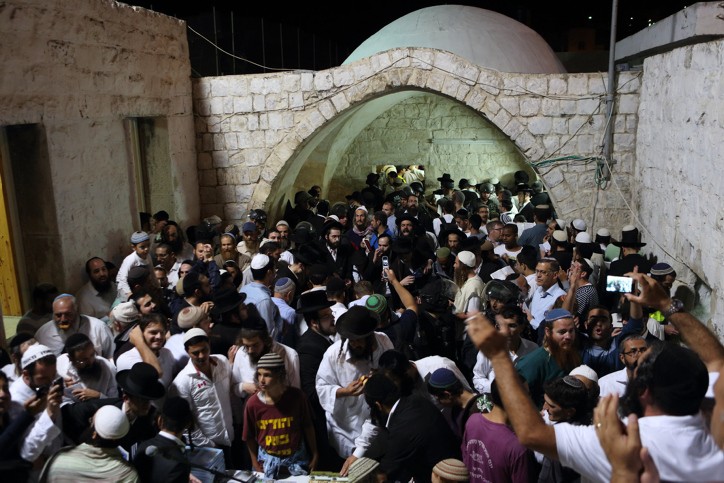 בליווי צבאי: אלפי ישראלים נכנסו להתפלל בקבר יוסף הצדיק בשכם