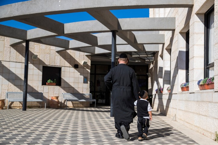 שר האוצר מקצץ קצבאות לחרדים; גפני: "ליברמן הרשע"