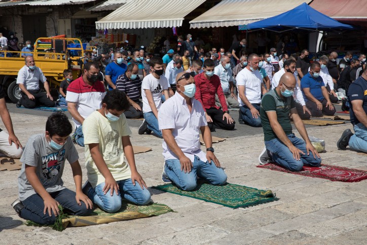 מתפללים מוסלמים בדמשק, אכיון. צילום: נתי שוחט, פלאש 90