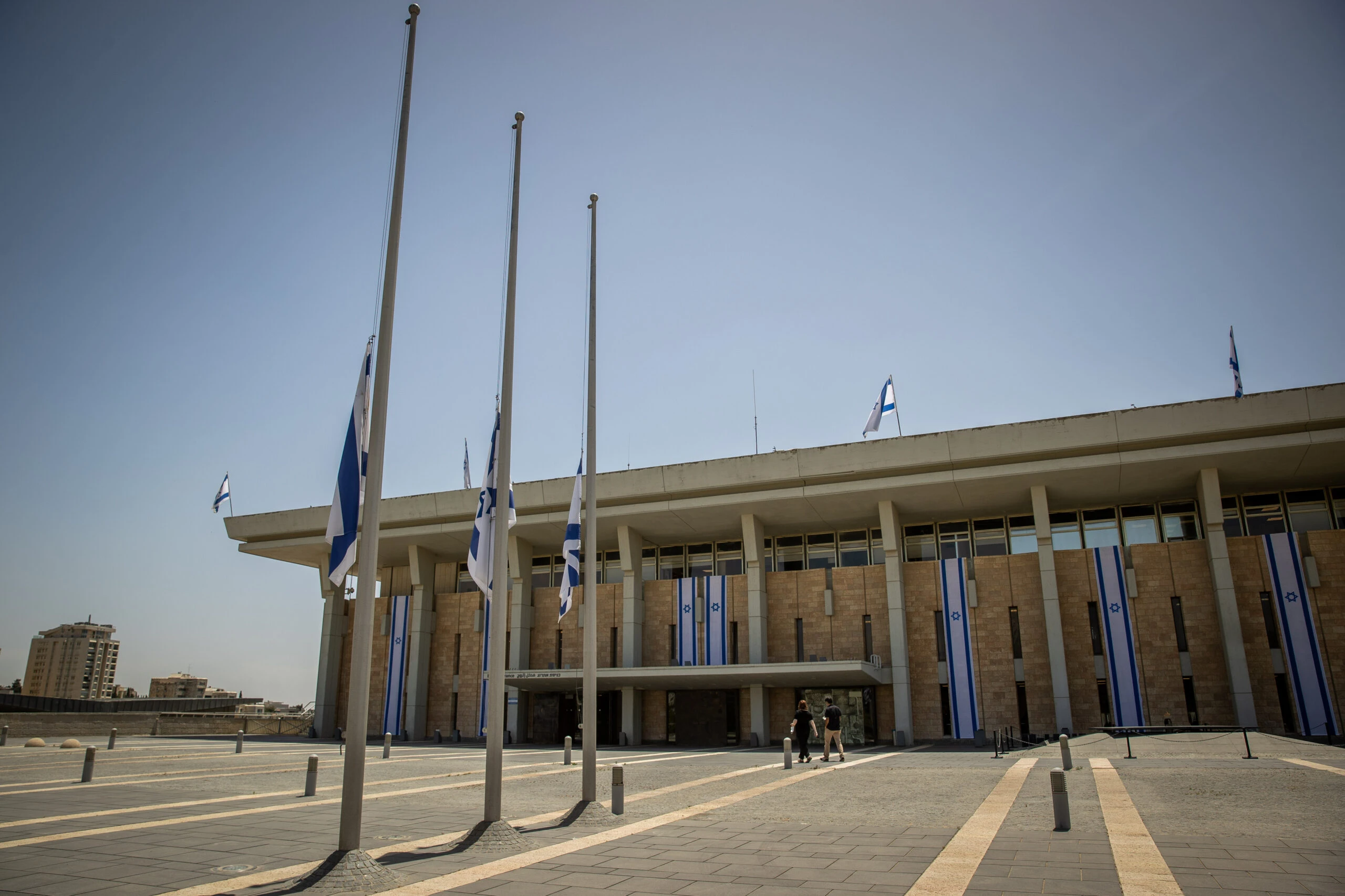 קריאה לחברי כנסת ישראל: הפסיקו לחשוב רק על עצמכם!