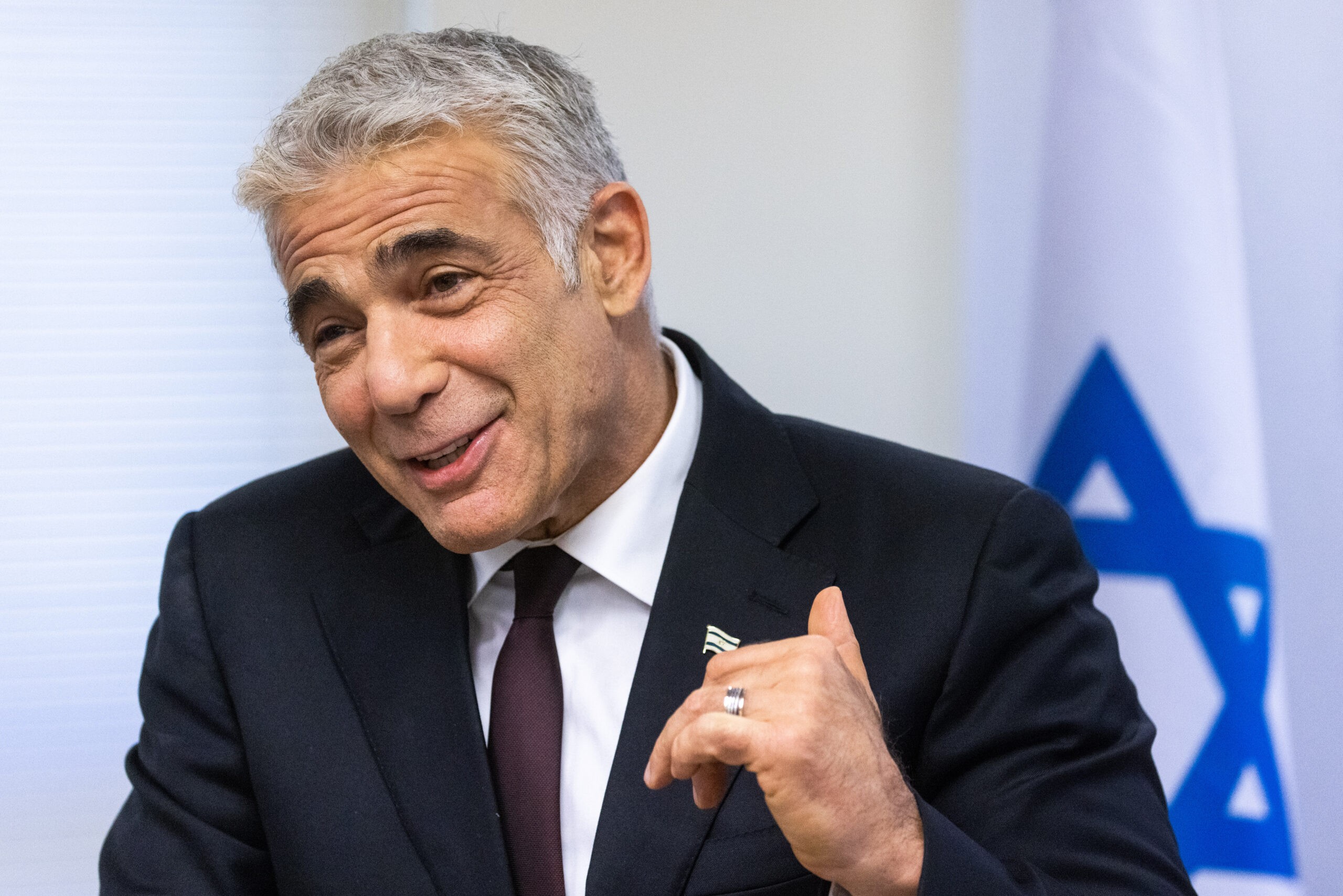 פרשת הצוללות: לפיד יוצא לחבק את המפגינים | צפו