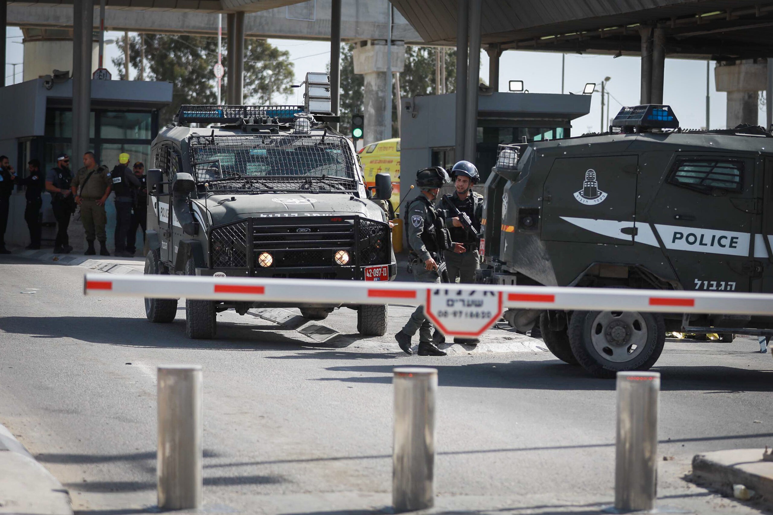 ארבעה מחבלים ניסו לדרוס לוחמים במחסום חיזמה - ונעצרו