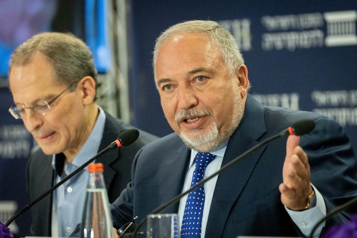 ליברמן תומך בהעלאת שכר המורים - אך מציב תנאי