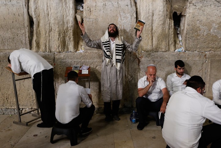 ליל ט' באב: התפרעויות של רפורמים והפרעה בתפילה | צפו