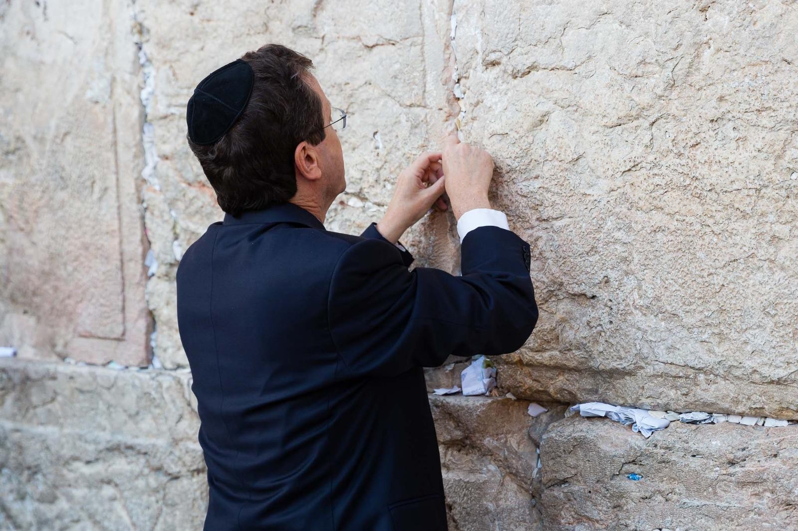 לקראת ההשבעה מחר: הרצוג בביקור בכותל