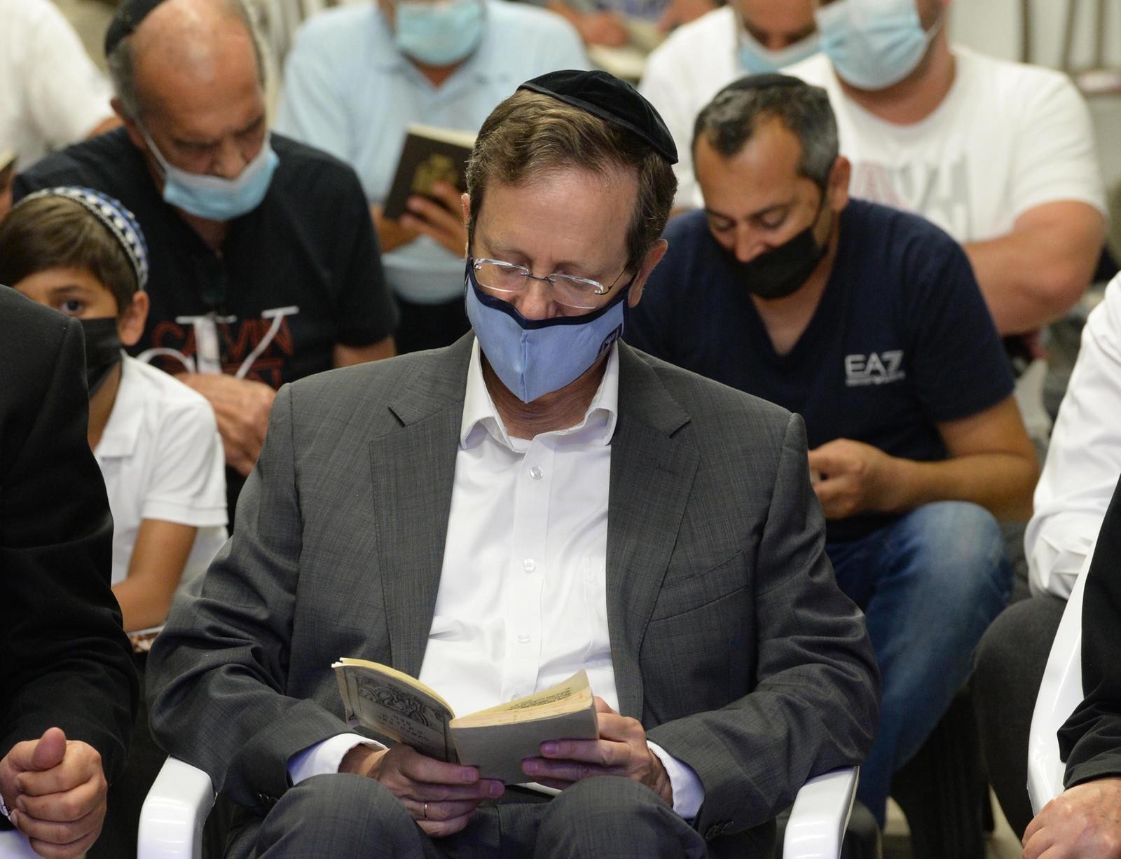 ליל תשעה באב: הרצוג השתתף בקריאת מגילה בבית כנסת באשקלון