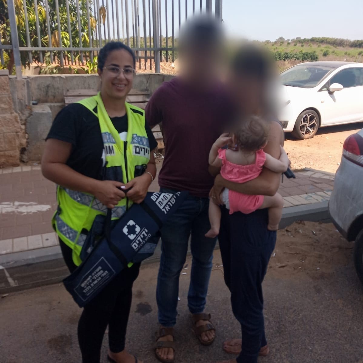 תינוקת ננעלה ברכב לעיני אמה, וחולצה בשלום | תיעוד 