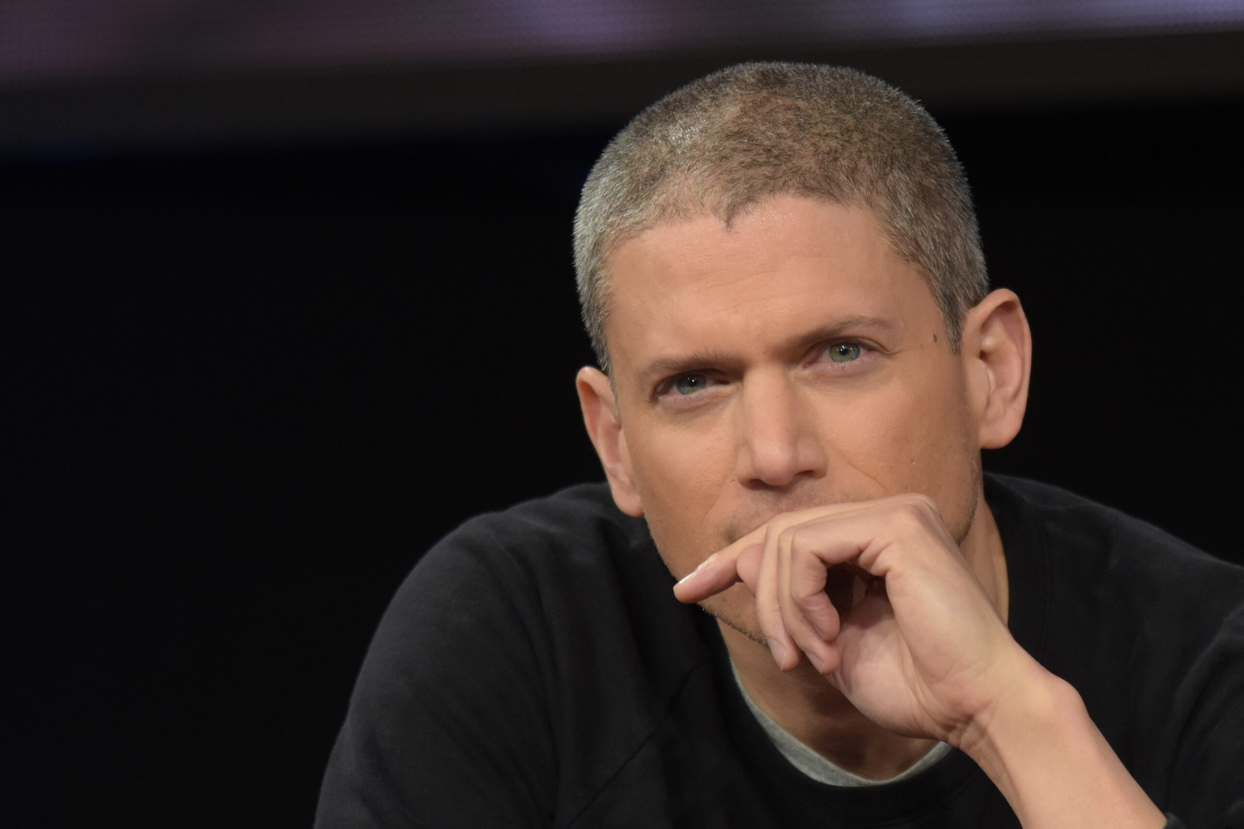 כוכב הסדרה 'נמלטים' חושף: "יש לי אוטיזם"