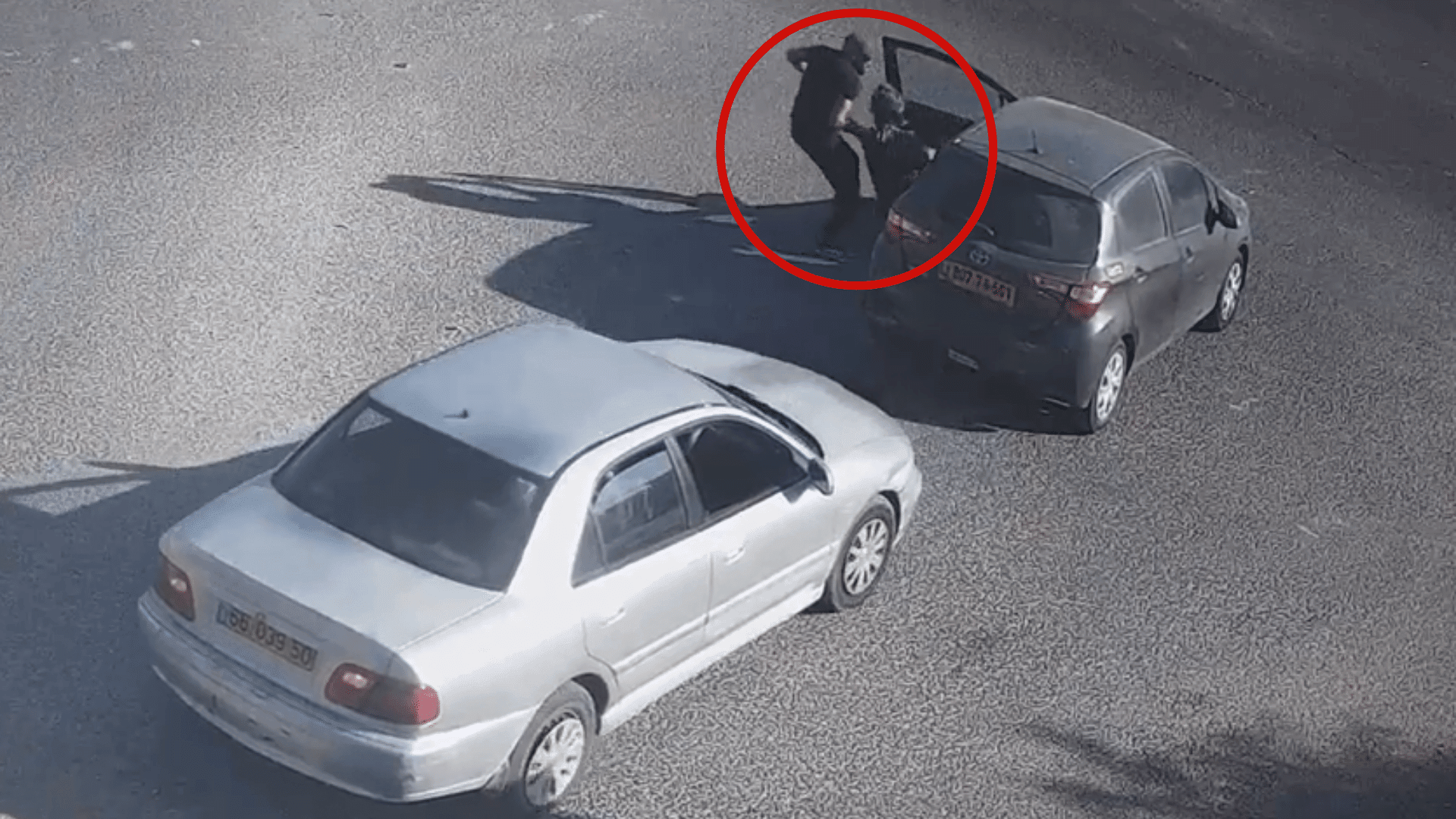 הערבי שולף מהרכב ומטיח אותה על הקרקע: צפו בתיעוד המפחיד