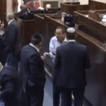 "עבירה פלילית": תגובות סוערות להצבעה הכפולה של ח"כ קארה