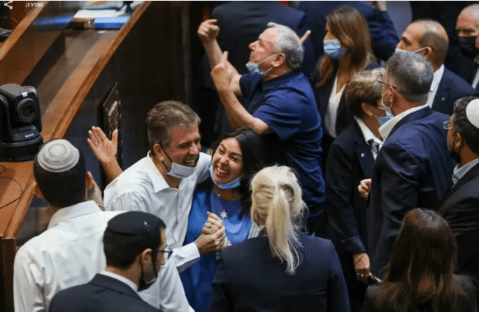 מבוכה נוספת לקואליציה | חוק הדיינים נפל - באופוזיציה חוגגים