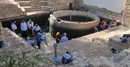 מטיילים עם חיוך: ריקודים ושמחה בתוך המעיין | צפו