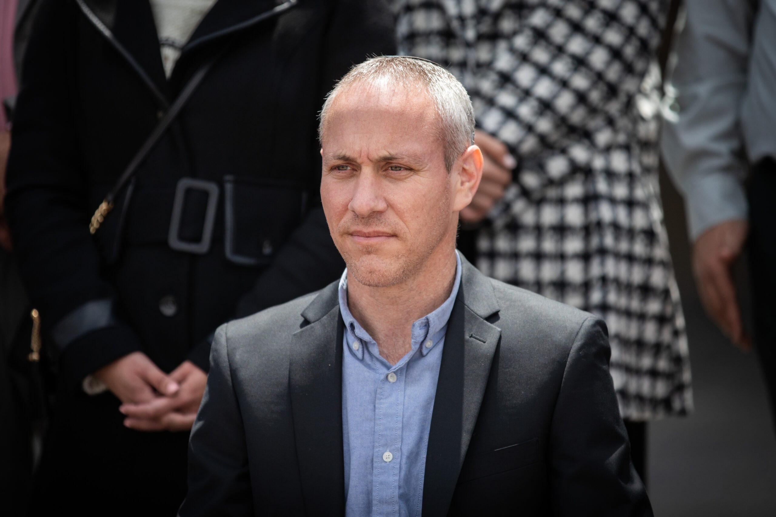חבר הכנסת חשף: "מצאתי את עצמי מחפש גרביים בזמן הריאיון"