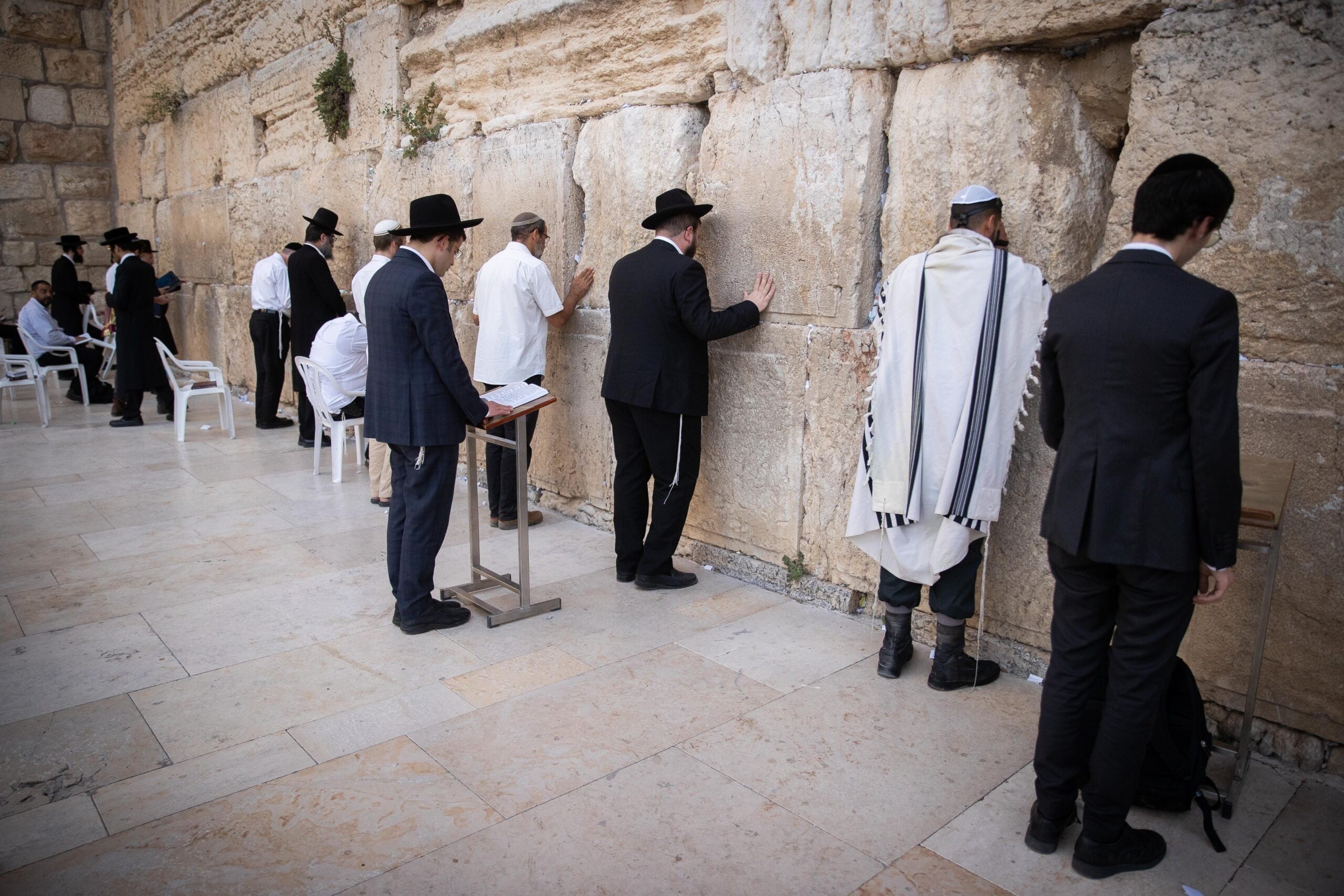 מתי יוצא הצום? באיזו שעה נגמר עשרה בטבת ומתי מותר לאכול?