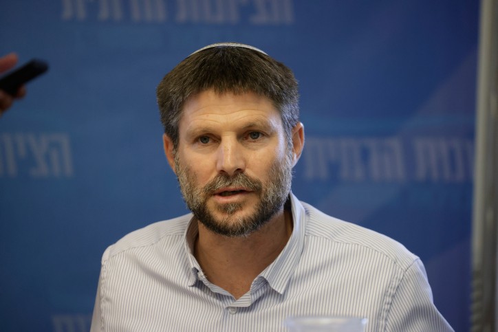 סמוטריץ' במתקפה: "סגל מאמץ את הנרטיב של בנט"