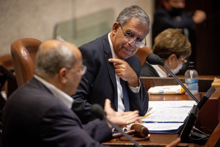 יו''ר הכנסת מיקי לוי נגד לוחם גולני ובעד אחמד טיבי