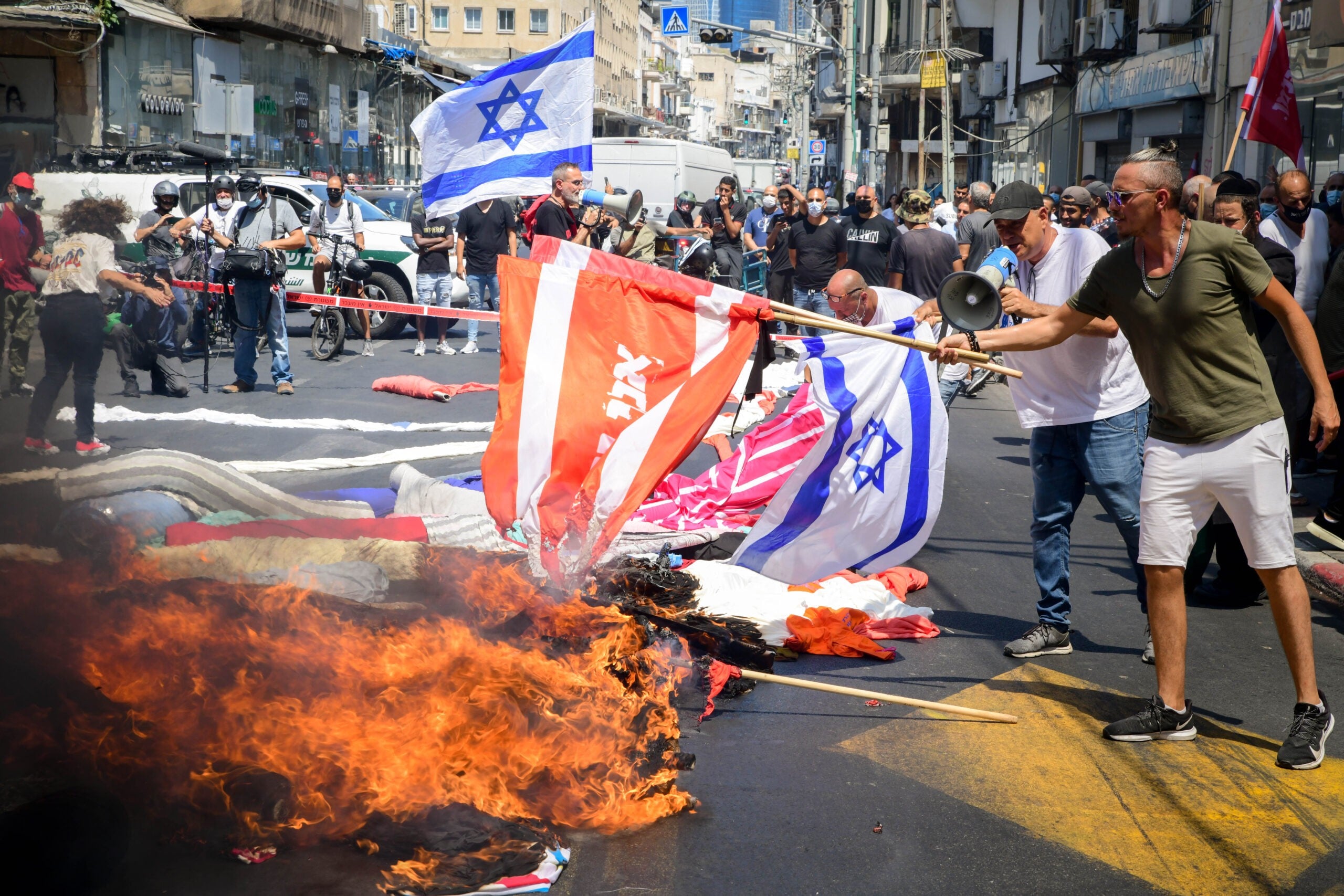 Israeli small business owners protest the governement's handling of the Coronavirus epidemic, in Tel Aviv, on August 10, 2021, and a possible future lockdown. Photo by Avshalom Sassoni/Flash90 *** Local Caption *** שופר
עצמאים

הפגנה

תל אביב
סגר