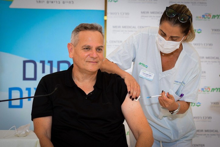 שר הבריאות הורוביץ התחסן במנה השלישית: "שעה גורלית"