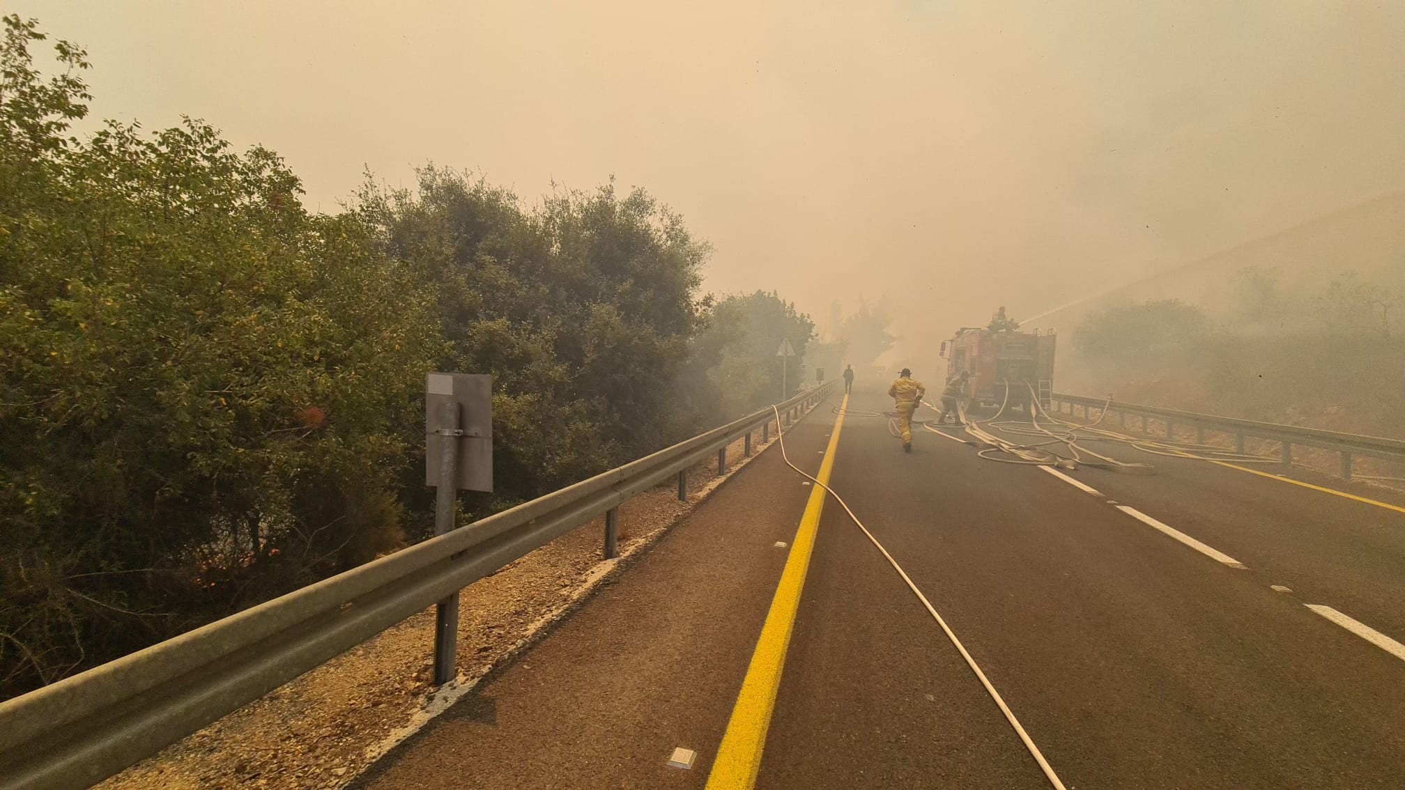 השריפה בירושלים: כוחות כיבוי פועלים במקום | צפו