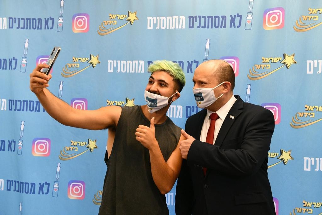 בנט נפגש עם משפיעני רשת: "מבקש להירתם ולהיכנס מתחת לאלונקה"