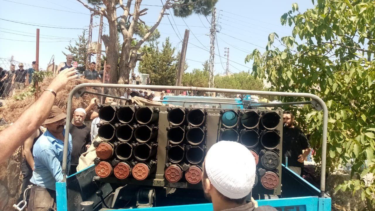 אזרחי לבנון החרימו את רכב החיזבאללה ממנו שוגרו הרקטות | צפו