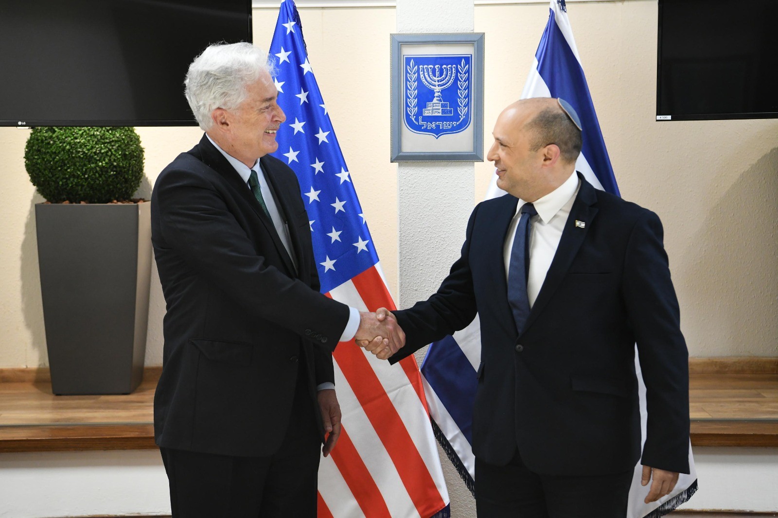בנט נפגש עם ראש ה-CIA ודן עימו בשת''פ בין ישראל לארה''ב