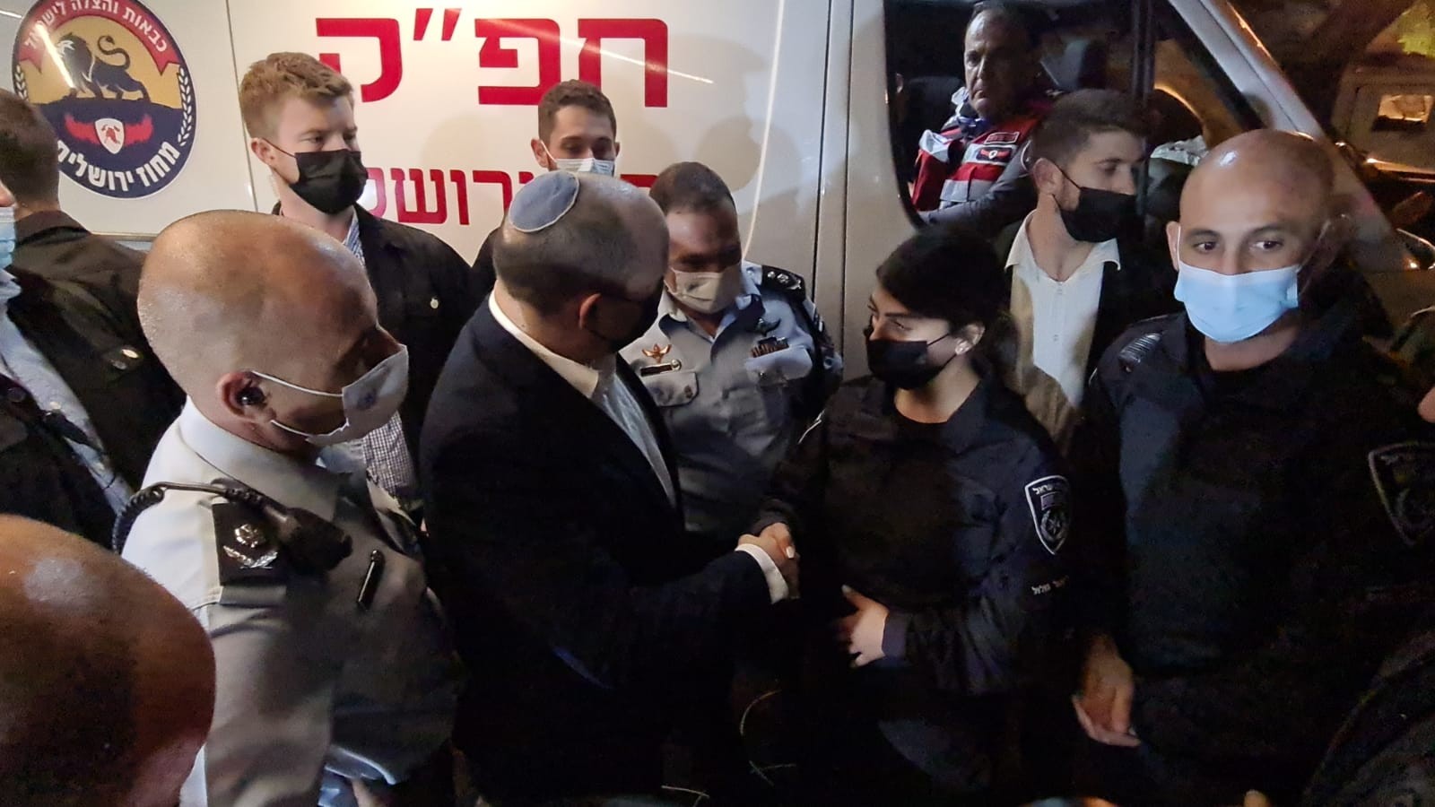 גיבורת היום: רה"מ נפגש עם הלוחמת שהצילה כלבים מתוך הלהבות