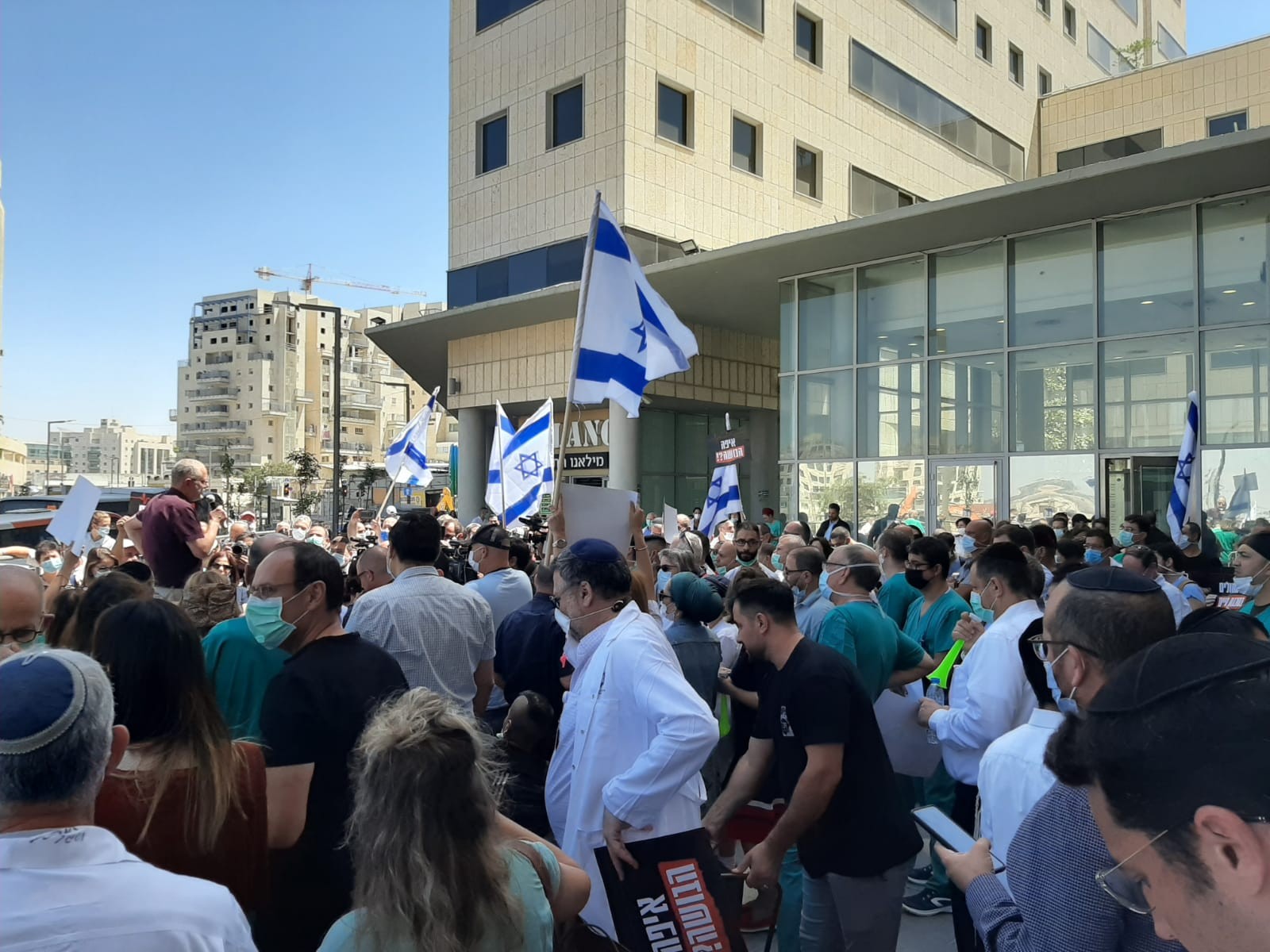 רופאים ואחיות מפגינים: "למה? כי ירושלים זאת ישראל השנייה?"