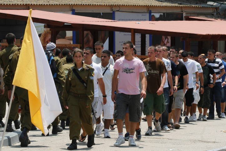 לאחר שנפל בשבוע שעבר: חוק הגיוס הוסר מסדר היום במליאה
