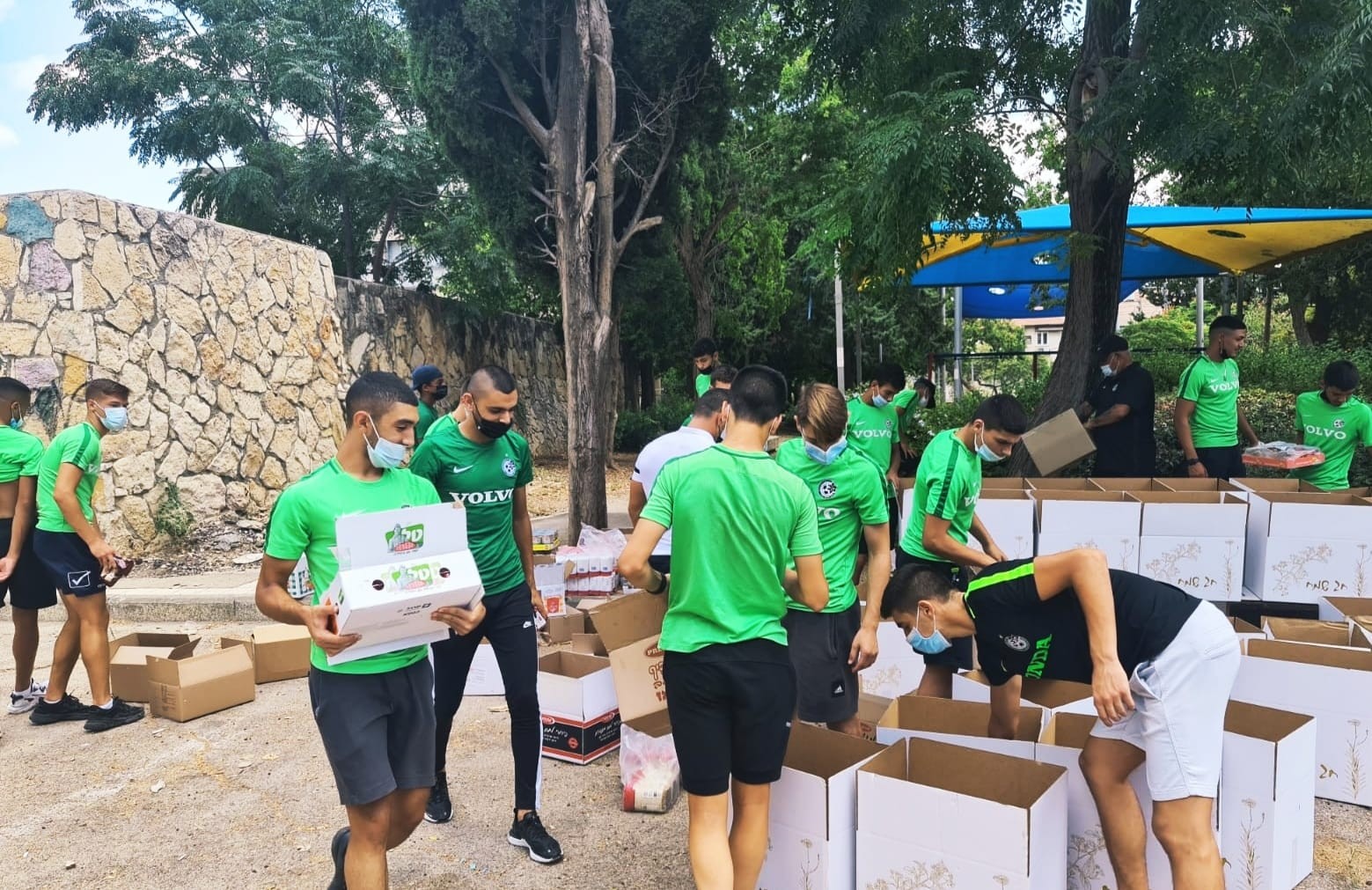 מלאכים בירוק: שחקני הכדורגל סייעו בהתנדבות לנזקקים