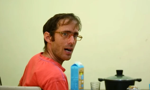 הסטנדאפיסט בסרטון קורע: מה עושים כשהילד לא עוזב את הפלאפון?