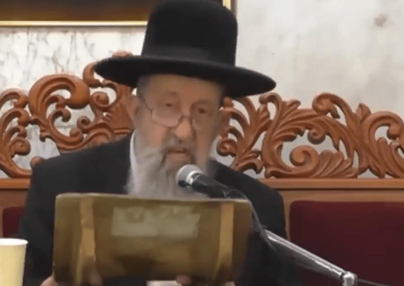 כך הגיב הרב מוצפי למתנגד חיסונים שנכנס לשיעורו | צפו