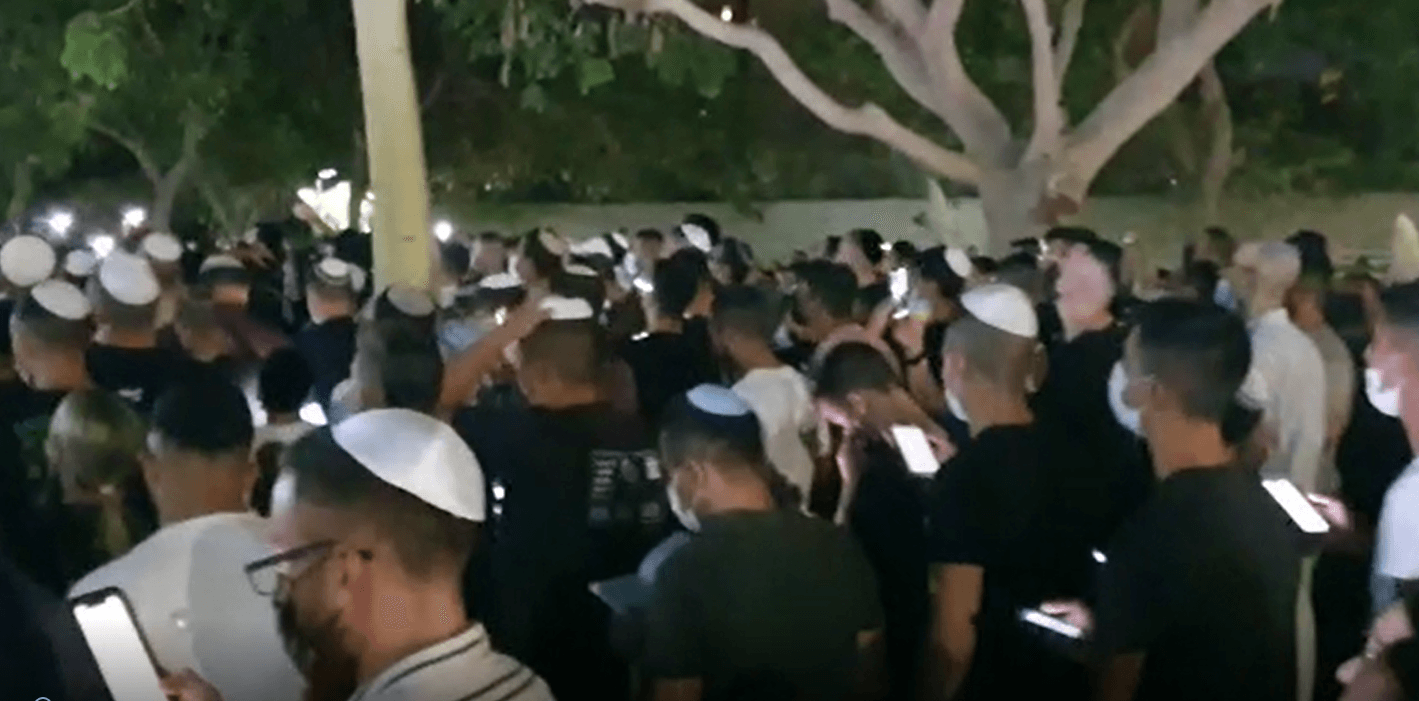 לרפואת בראל אחיה: אלפים במעמד סליחות מחוץ לבית החולים | צפו