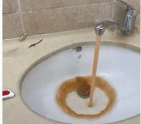 חלודה במקום מים בברזים בבסיס צה״ל בדרום הארץ