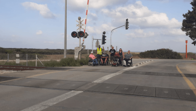 מחאת הנכים: מפגינים על מסילת הרכבת
