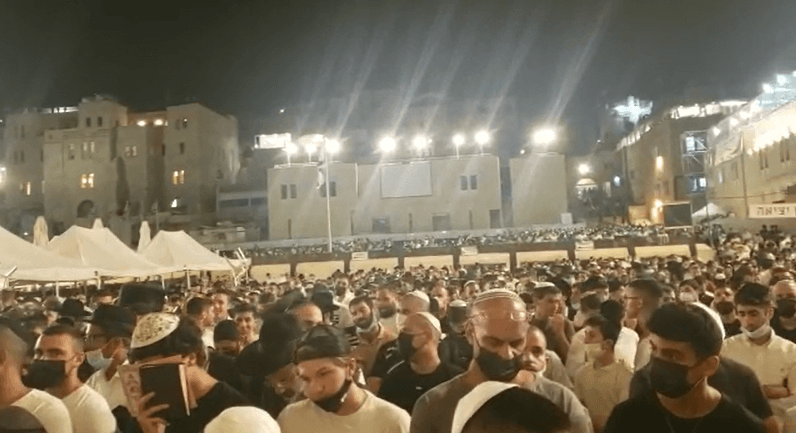 צפו: רבבות באמירת סליחות בכותל עם המקובל רבי יעקב עדס