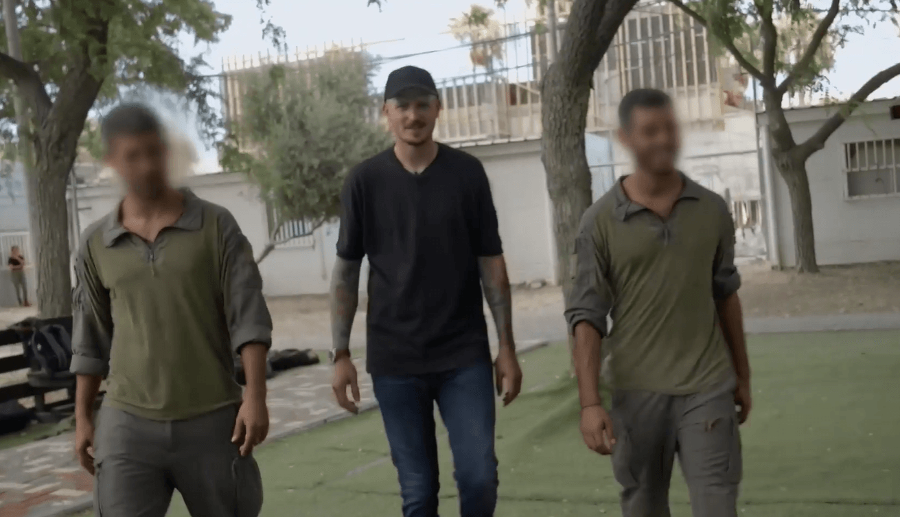 רביב כנר מבקר את לוחמי 'אגוז'. קרדיט: מתוך פייסבוק צה"ל