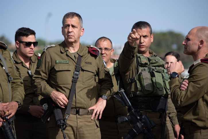 כך נראה המפגש בין הרמטכ"ל ללוכדי המחבלים | צפו