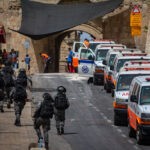 פיגוע דקירה בשער המשגיח בירושלים; שוטר פצוע קל, מחבל חוסל