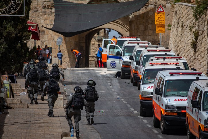 פיגוע דקירה בשער המשגיח בירושלים; שוטר פצוע קל, מחבל חוסל