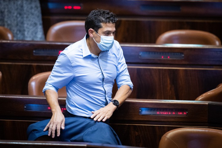אקוניס: "זה ייגמר בשריפת בני אדם"; שקלי: "שיא של שפל מוסרי"