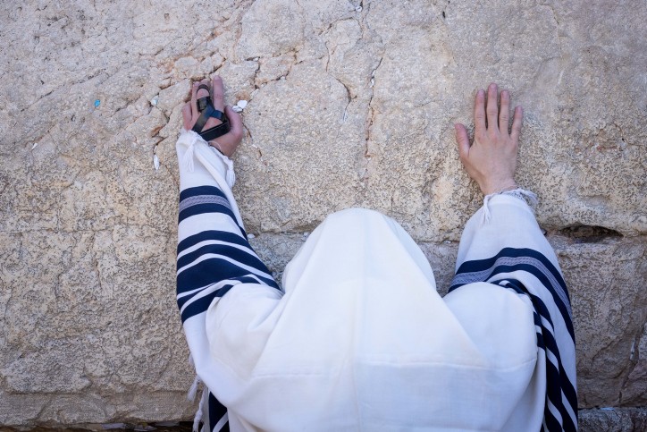 מתי נכנס צום י"ז בתמוז? באיזו שעה מתחיל הצום וממתי אסור לאכול?