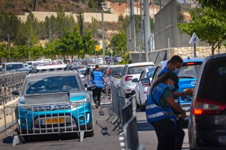 מתחם בדיקת קורונה בירושלים, צילום אוליבר פיטוסי, פלאש 90