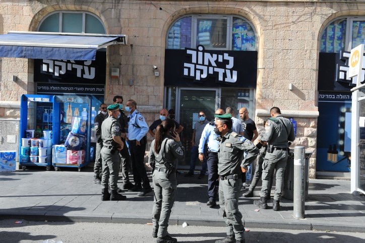 בעל החנות בה אירע הפיגוע: המחבל נכנס לחנות עם סכין שלופה
