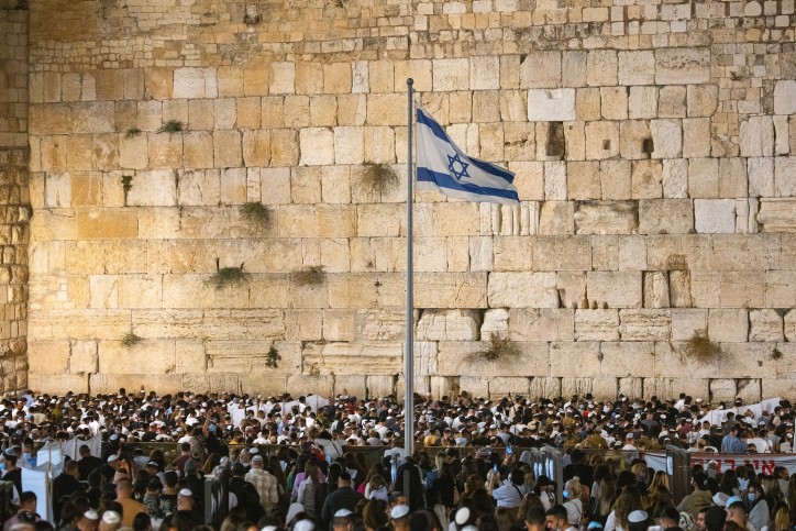 במהלך החג והשבת: למעלה ממאה אלף איש פקדו את הכותל המערבי