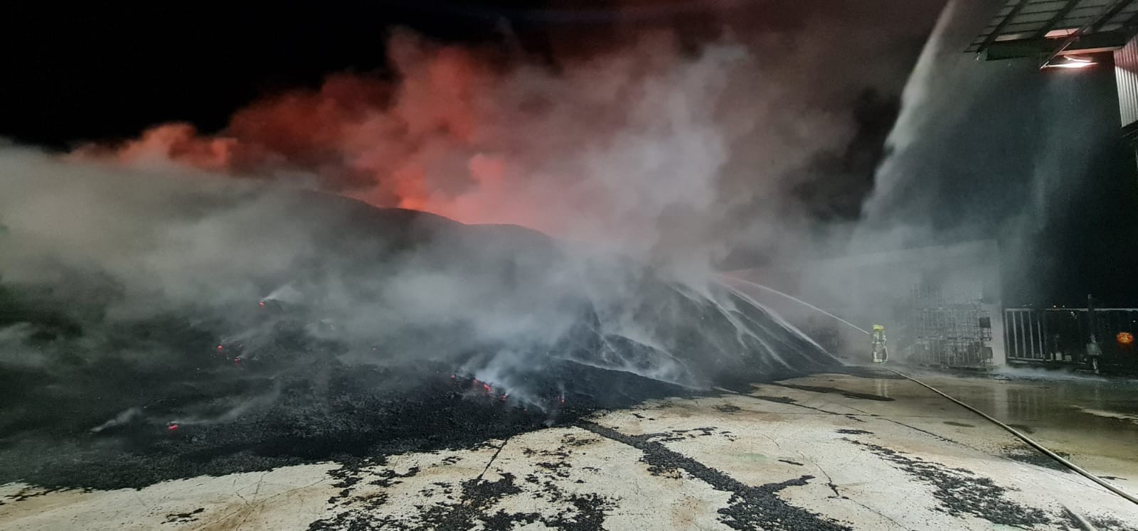 חשד להצתה בשומרון: שריפה פרצה במפעל טיירקס